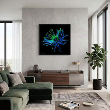 Moderne woonkamer met een groen bankstel, kunstwerk aan de muur en een grote plant.