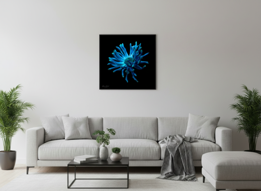 Abstract blauwe kunstwerk met golvende vormen op een zwarte achtergrond.