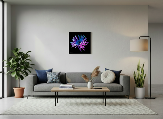 Moderne woonkamer met een grijs bank, planten en een kleurrijk kunstwerk aan de muur.